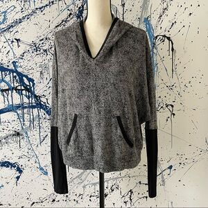 Three Dots Pullover Dolman Sleeve Black & White V-Neck Hoodie Top, Large